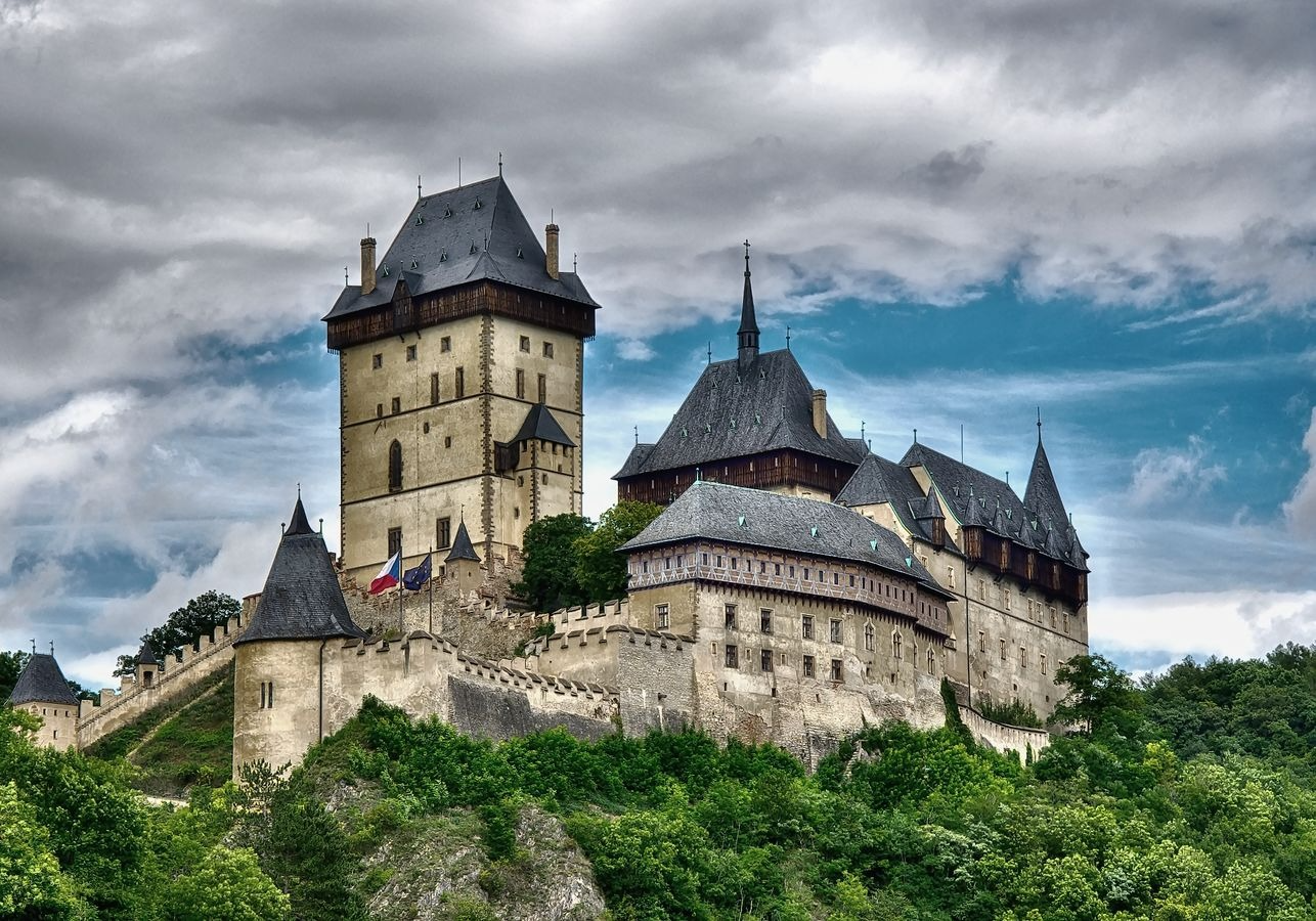 Karlštejn Castle & Koněpruské Caves: The best of Czech nature and history